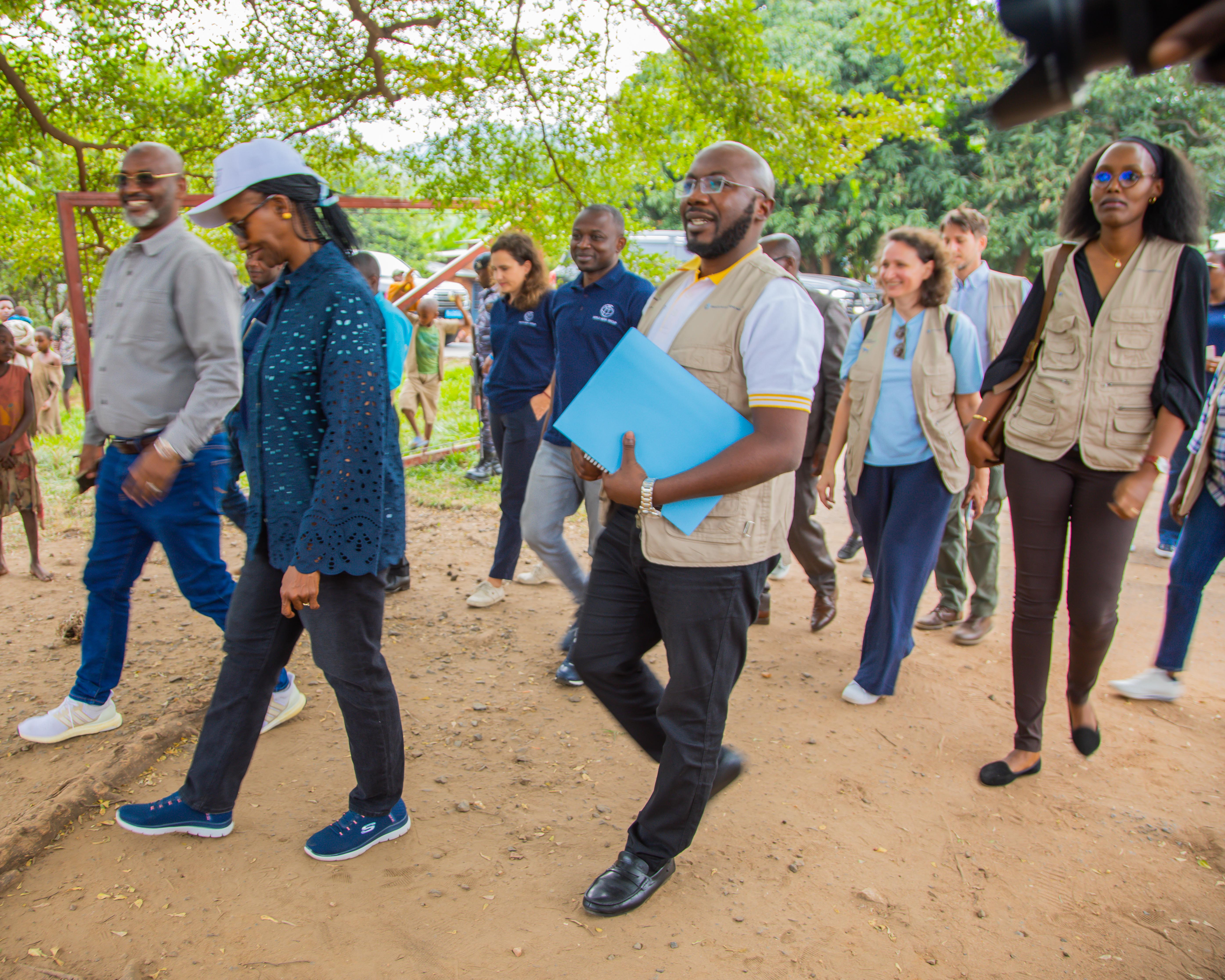 Le Ministre ayant l'Energie dans ses attributions, la Représentante de la BM au Burundi, le Coordonnateur du Projet sont à Migera commune Kabezi
