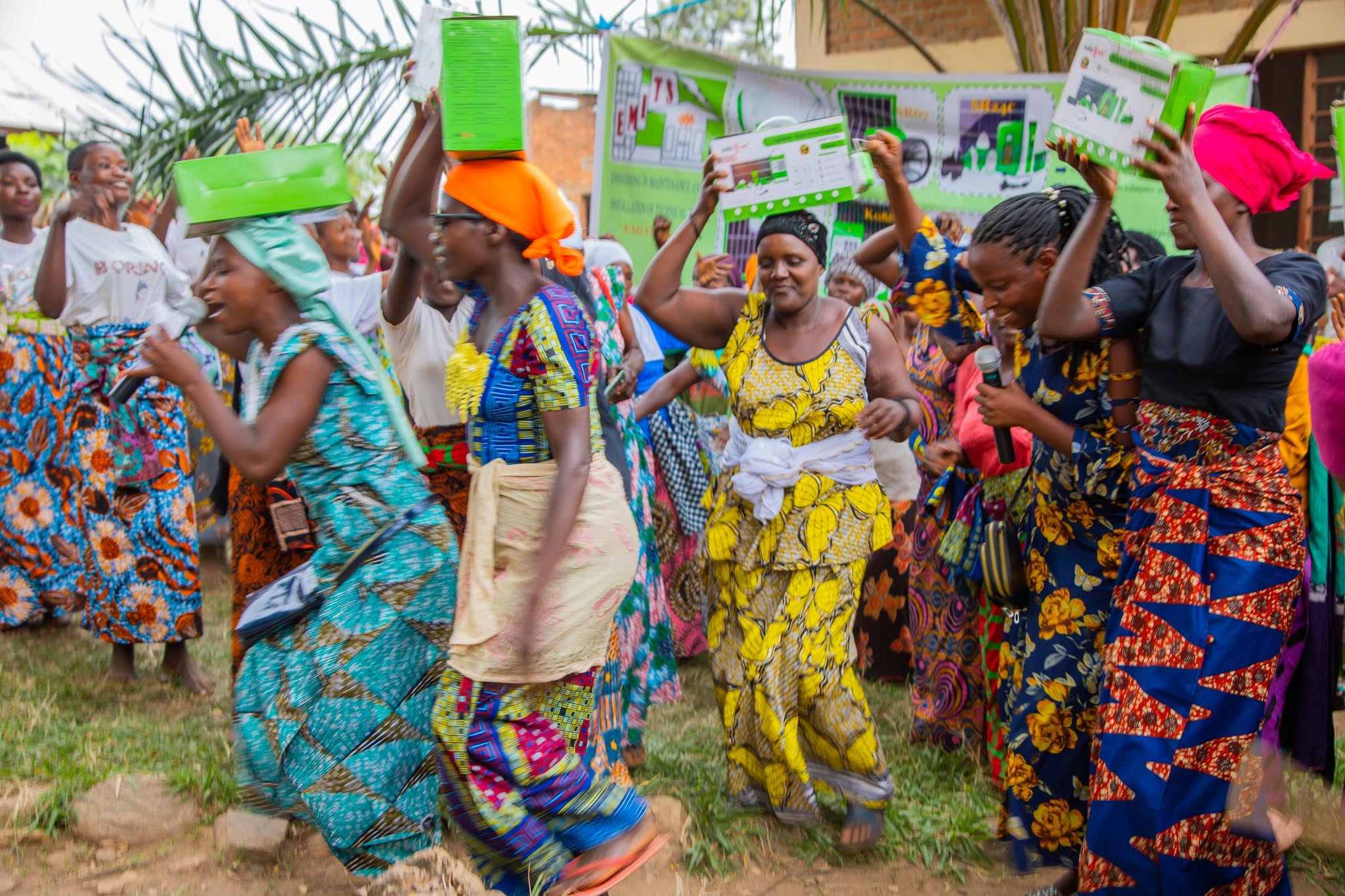 Les femmes de Kabezi, équipées de kits solaires, lors d’un road show