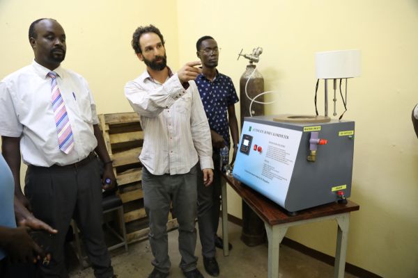 Un pas de géant pour l’efficacité énergétique : le Burundi se dote son laboratoire moderne de tests des foyers de cuisson à l’Université 